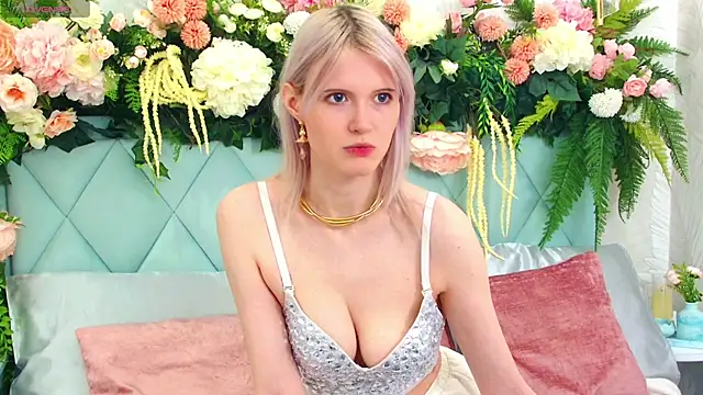 Snapshot of NellieLoyns chatting on 10.20.25 NellieLoyns online show from 10.20.25