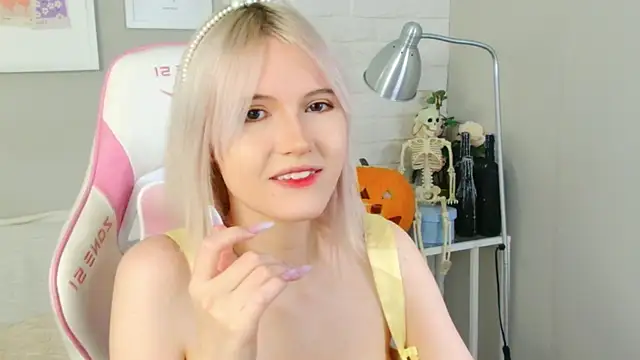 Snapshot of NellieLoyns chatting on 10.25.25 NellieLoyns online show from 10.25.25