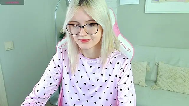 Snapshot of NellieLoyns chatting on 11.16.25 NellieLoyns online show from 11.16.25