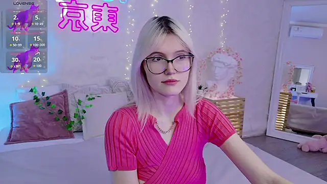 Snapshot of NellieLoyns chatting on 11.18.25 NellieLoyns online show from 11.18.25