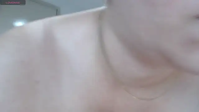 Snapshot of MommyHelpsmee chatting on 12.01.25 MommyHelpsmee online show from 12.01.25