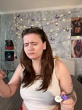 Snapshot of Sabrina_shells chatting on 11.22.25 Sabrina shells online show from 11.22.25