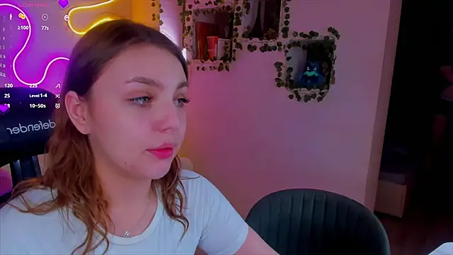 Snapshot of RobertAndLinela chatting on 12.25.24 RobertAndLinela online show from 12.25.24