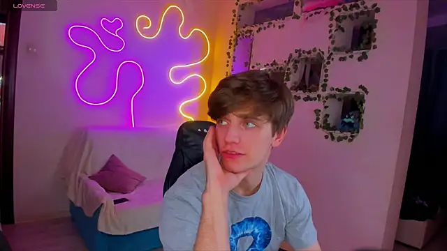 Snapshot of RobertAndLinela chatting on 12.29.24 RobertAndLinela online show from 12.29.24