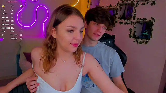 Snapshot of RobertAndLinela chatting on 12.30.24 RobertAndLinela online show from 12.30.24