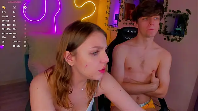 Snapshot of RobertAndLinela chatting on 12.30.24 RobertAndLinela online show from 12.30.24