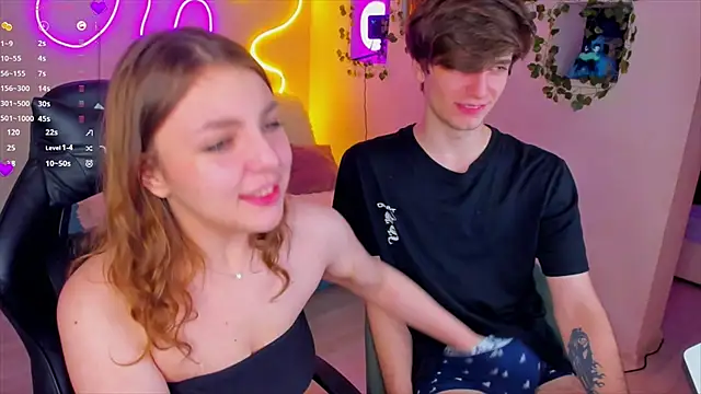 Snapshot of RobertAndLinela chatting on 01.09.25 RobertAndLinela online show from 01.09.25