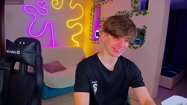 Snapshot of RobertAndLinela chatting on 01.21.25 RobertAndLinela online show from 01.21.25