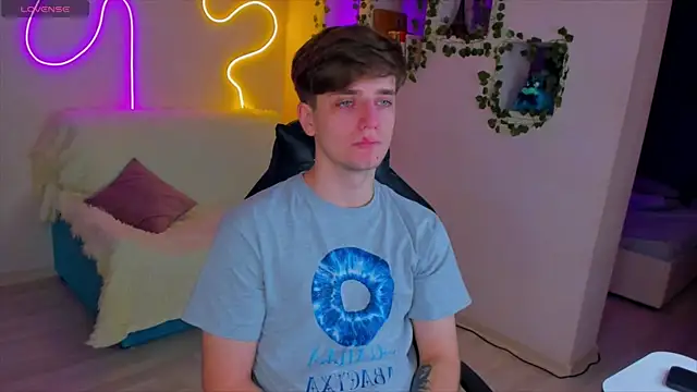 Snapshot of RobertAndLinela chatting on 01.24.25 RobertAndLinela online show from 01.24.25