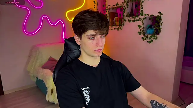 Snapshot of RobertAndLinela chatting on 02.14.25 RobertAndLinela online show from 02.14.25