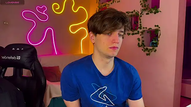 Snapshot of RobertAndLinela chatting on 02.23.25 RobertAndLinela online show from 02.23.25