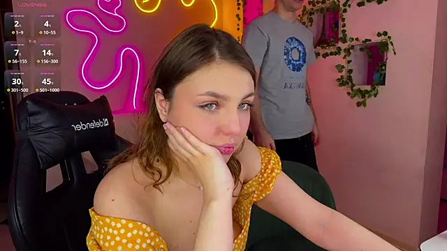 Snapshot of RobertAndLinela chatting on 03.11.25 RobertAndLinela online show from 03.11.25