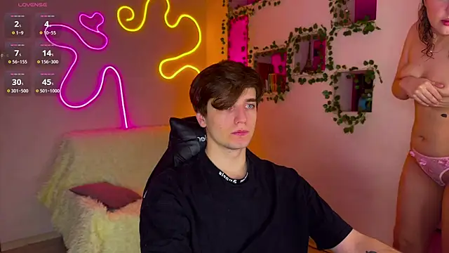 Snapshot of RobertAndLinela chatting on 03.21.25 RobertAndLinela online show from 03.21.25