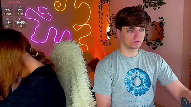 Snapshot of RobertAndLinela chatting on 09.10.25 RobertAndLinela online show from 09.10.25