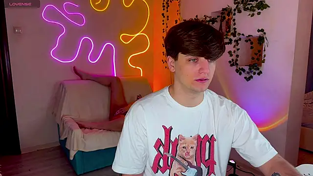 Snapshot of RobertAndLinela chatting on 09.18.25 RobertAndLinela online show from 09.18.25