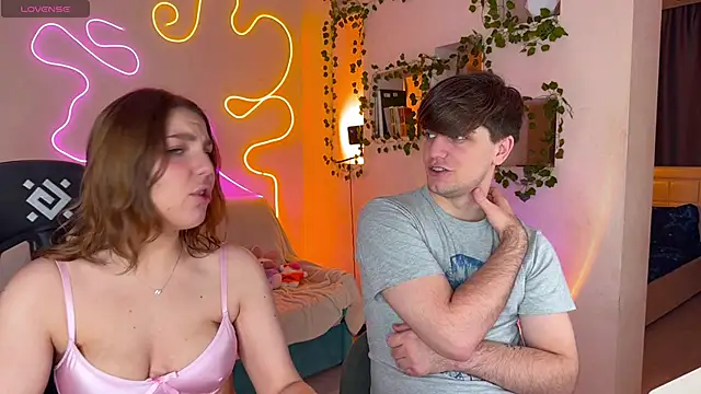 Snapshot of RobertAndLinela chatting on 09.23.25 RobertAndLinela online show from 09.23.25