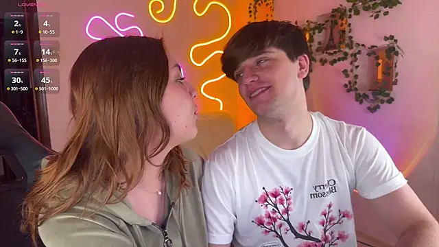 Snapshot of RobertAndLinela chatting on 10.11.25 RobertAndLinela online show from 10.11.25