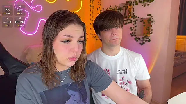 Snapshot of RobertAndLinela chatting on 11.04.25 RobertAndLinela online show from 11.04.25