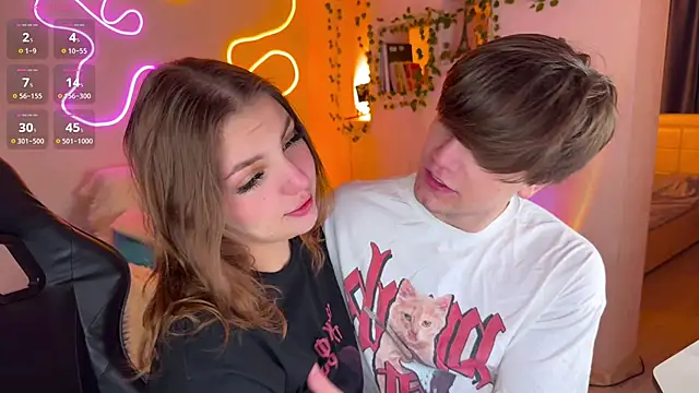 Snapshot of RobertAndLinela chatting on 11.05.25 RobertAndLinela online show from 11.05.25