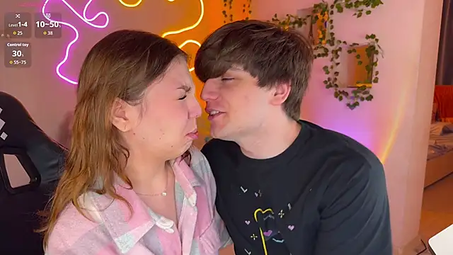 Snapshot of RobertAndLinela chatting on 11.11.25 RobertAndLinela online show from 11.11.25