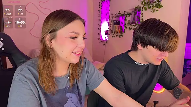 Snapshot of RobertAndLinela chatting on 11.29.25 RobertAndLinela online show from 11.29.25