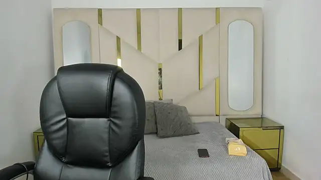 IsabellRodriguez18 online show from 10.28.25