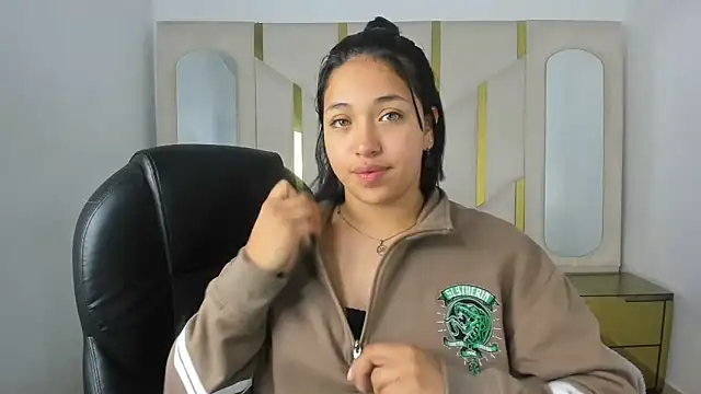 IsabellRodriguez18 online show from 10.29.25