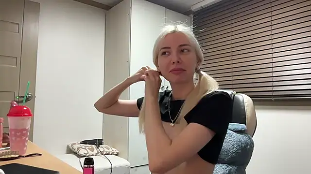 Snapshot of yunasuka chatting on 01.06.25 yunasuka online show from 01.06.25