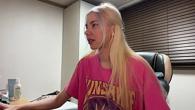 Snapshot of yunasuka chatting on 01.10.25 yunasuka online show from 01.10.25