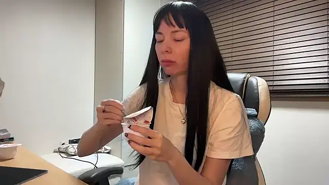 Snapshot of yunasuka chatting on 01.11.25 yunasuka online show from 01.11.25