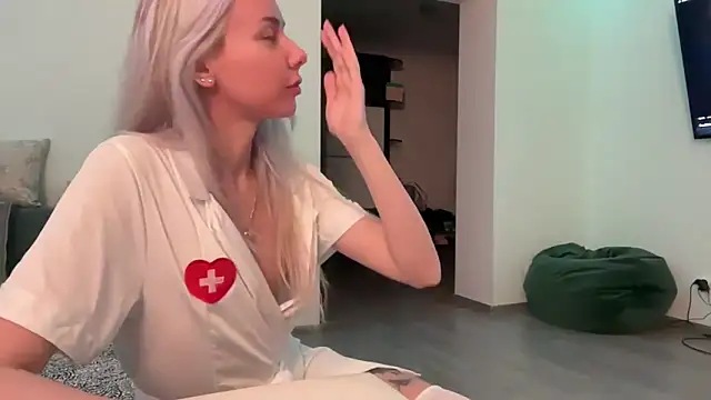 Snapshot of yunasuka chatting on 02.06.25 yunasuka online show from 02.06.25