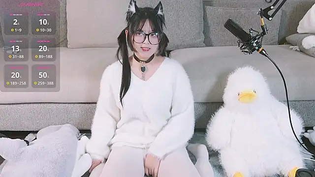 Snapshot of Yu_UwU_ chatting on 02.04.25 Yu UwU online show from 02.04.25