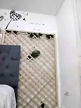 Mia WAll online show from 01.01.25