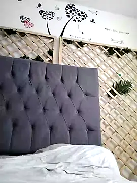 Mia WAll online show from 01.01.25