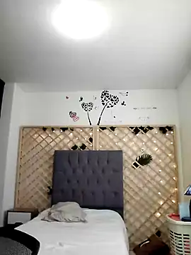 Mia WAll online show from 01.01.25