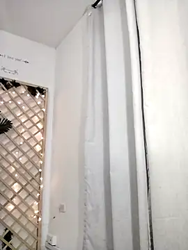 Mia WAll online show from 01.03.25