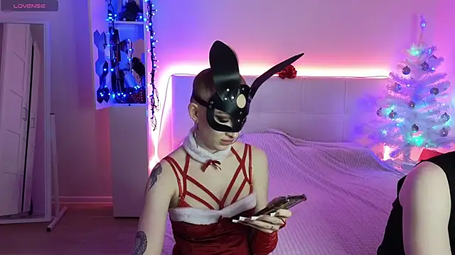 Snapshot of SOFYandMIKE chatting on 01.02.25 SOFYandMIKE online show from 01.02.25