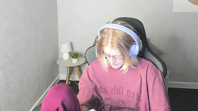 Snapshot of ElizabethHarpper chatting on 12.05.25 ElizabethHarpper online show from 12.05.25