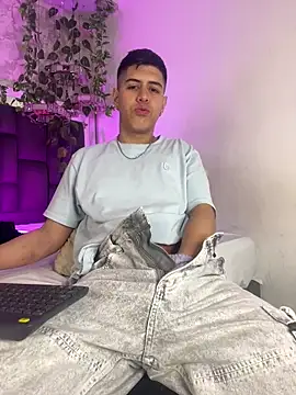 Snapshot of Angel_Khouri chatting on 09.21.25 Angel Khouri online show from 09.21.25