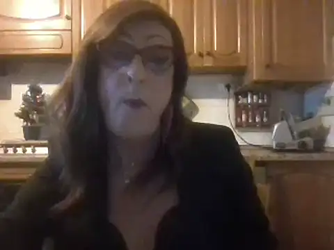 Snapshot of Tiabet chatting on 12.18.25 Tiabet online show from 12.18.25