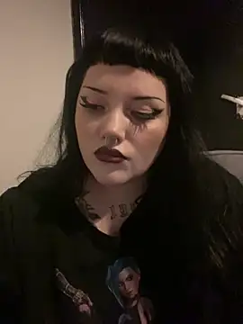 Snapshot of Gothicsiren chatting on 01.04.25 Gothicsiren online show from 01.04.25