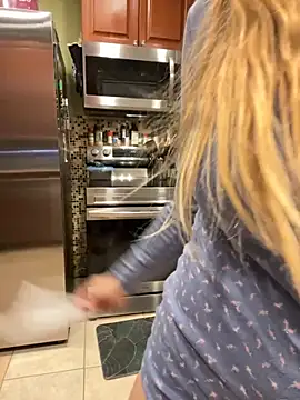 thigh hi online show from 11.08.25