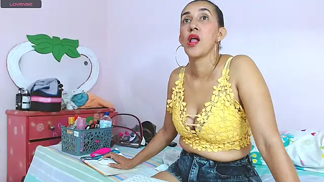 Snapshot of latinabueno41 chatting on 02.13.25 latinabueno41 online show from 02.13.25