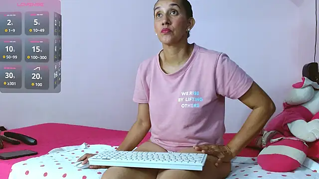 Snapshot of latinabueno41 chatting on 10.16.25 latinabueno41 online show from 10.16.25