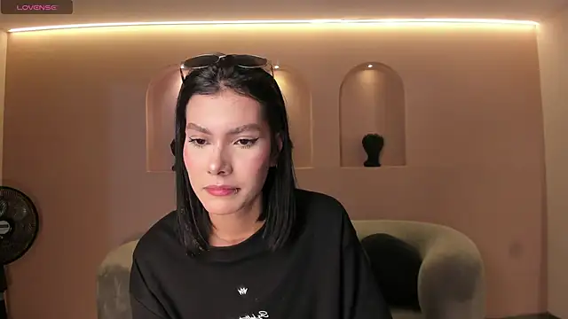 NiaSalvatore online show from 09.22.25