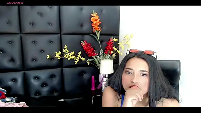 Snapshot of Carolaine01 chatting on 03.03.25 Carolaine01 online show from 03.03.25