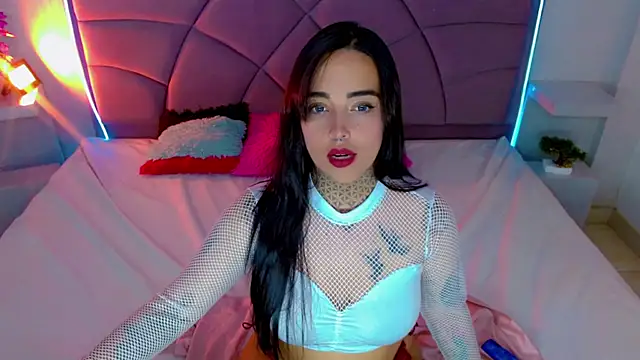 Snapshot of Carolaine01 chatting on 10.05.25 Carolaine01 online show from 10.05.25