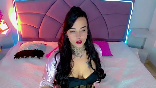 Snapshot of Carolaine01 chatting on 10.16.25 Carolaine01 online show from 10.16.25