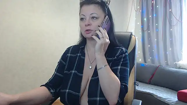 Snapshot of natnett chatting on 12.14.24 natnett online show from 12.14.24