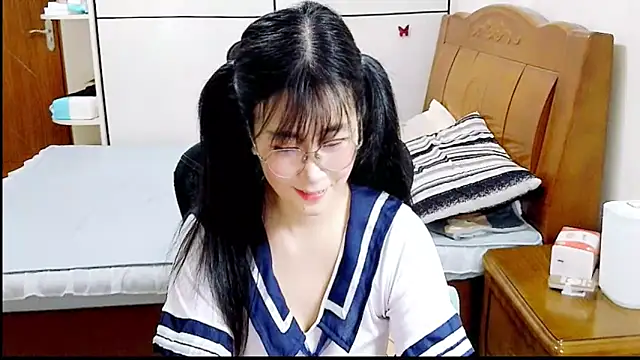 Snapshot of Strawberry_baby chatting on 10.14.25 Strawberry baby online show from 10.14.25